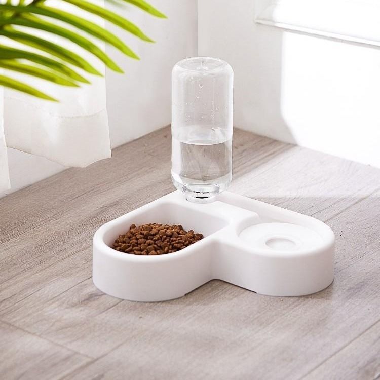Heart-shaped feeding bowl station