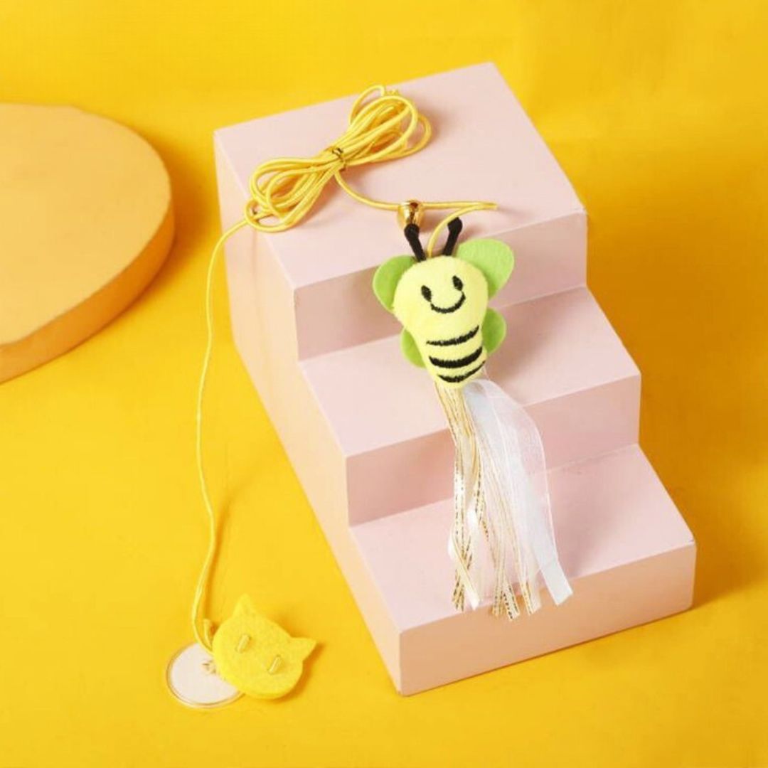 Hanging cat toy